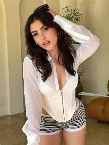 andrea botez hot mini shorts corset set leaked kjdcxe 364x485 1